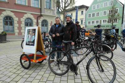 Das Radteam der Stadt Mindelheim (hier Peter Miller und Mehmet Yesil) macht mit einem fahrenden Aufsteller für das STADTRADELN.